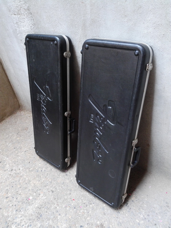 funda instrumento musica guitarra fender plastico-metal.cierre roto 38x105x11.5 (24eu.) 2u